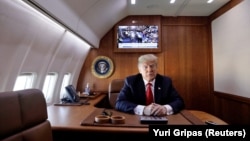 Donald Trump u avionu Air Force One