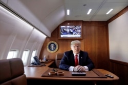 АҚШ президенті Дональд Трамп Air Force One ұшағында отыр. 2018 жыл.