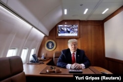 Президент Дональд Трамп на борту в Air Force One. 2018 год.