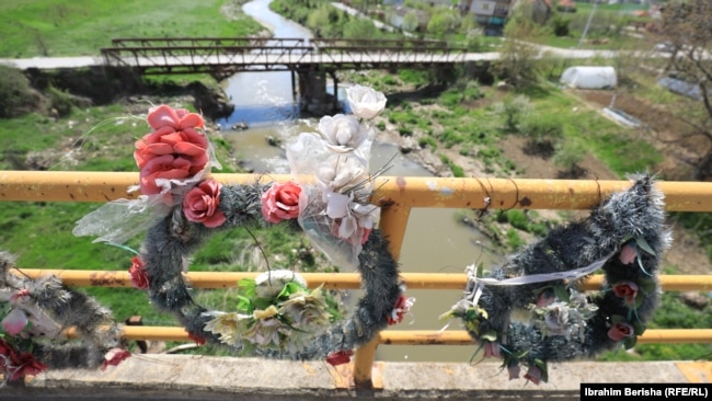 Kosovë: kurora lulesh të vendosura mbi urë në Lluzhan të Podujevës, në kujtim të viktimave që vdiqën në autobus nga një sulm i avionëve të NATO-s më 1999.