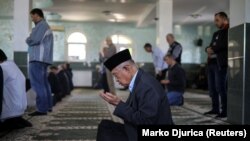 Molitva u džamiji u naselju Borča nadomak Beograda