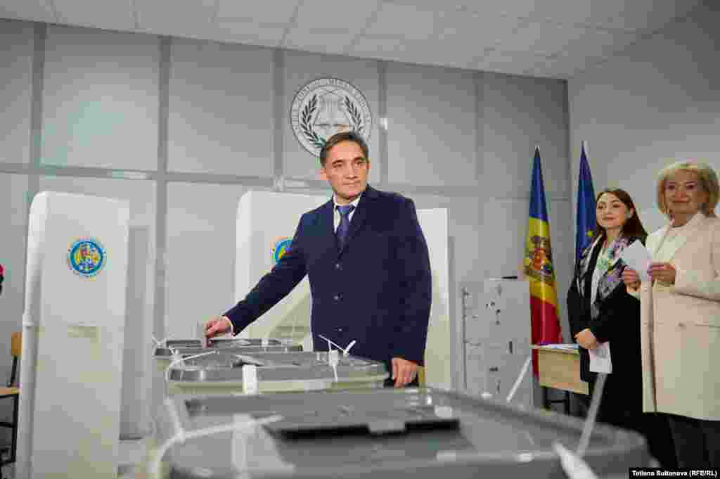 Fostul procuror general, Alexandr Stoianoglo, a votat doar la prezidențiale, nu și la referendumul despre aderarea la UE, care este boicotat de socialiști. El a spus că nu se opune integrării europene a Moldovei, dar nu a participat la referendum în semn de protest față de poziția guvernării actuale.