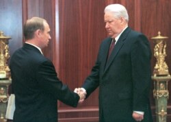 Ruski predsednik Boris Jeljcin, rukuje se sa Vladimirom Putinom, tadašnjim šefom Federalne službe bezbjednosti Rusije (FSB) 6. jula 1999.