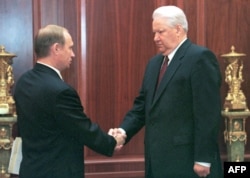 Ruski predsednik Boris Jeljcin, rukuje se sa tadašnjim šefom Federalne službe bezbednosti Rusije (FSB) 6. jula 1999.