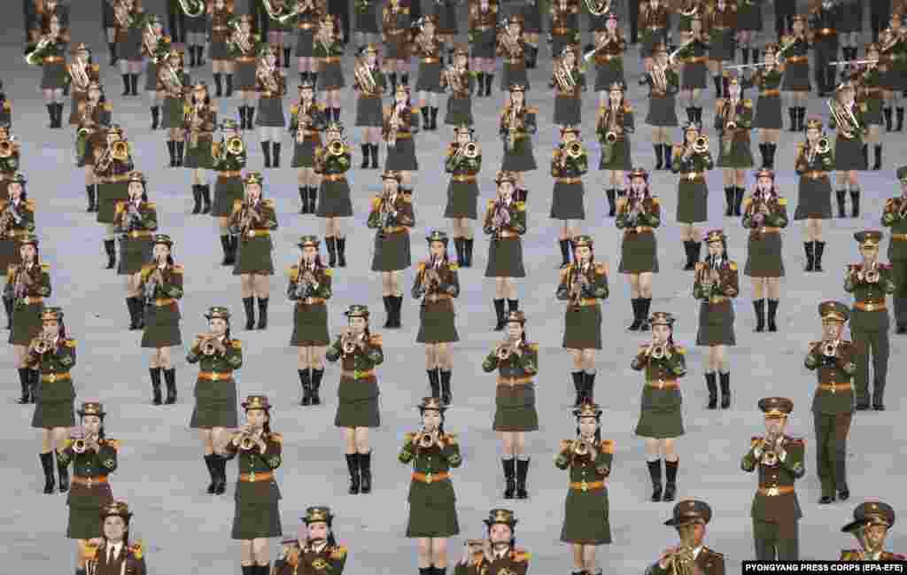 Солтүстік Кореялықтардың Пхеньяндағы кореяаралық саммит кезінде өнер көрсетуі