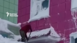 “Терезеден секирип, сыртка чыктык”. Камчаткада кар үч метрге жетти