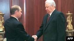 Președintele Boris Yeltsin cu Vladimir Putin, secretar al Consiliului rus de Securitate și șef al FSB la acea vreme