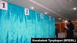 Алматыдағы №263 сайлау учаскесінде дауыс беруге келген сайлаушы. 15 қаңтар 2012 жыл.
