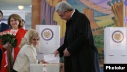 Președintele Serj Sarkisian, votând la Erevan