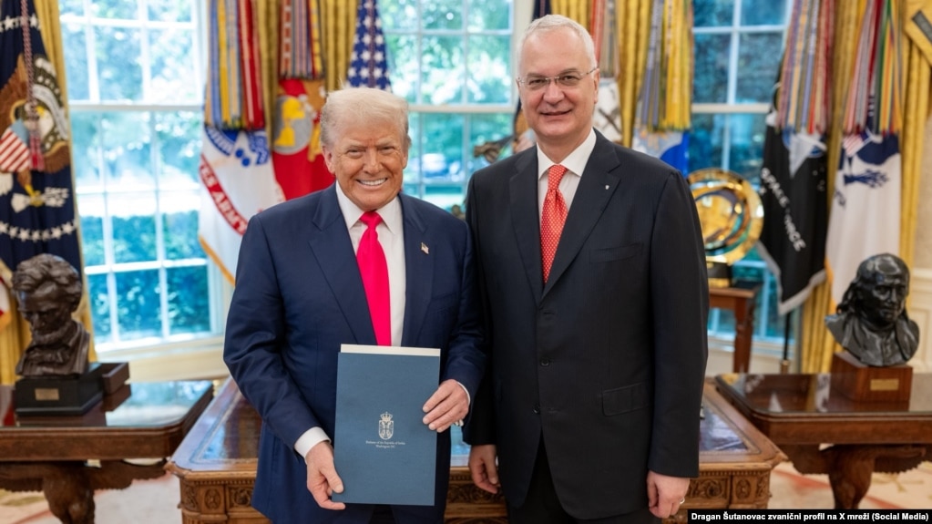 'U Beloj kući sam predao akreditivna pisma predsedniku Donaldu Trampu, zvanično preuzimajući dužnost ambasadora Republike Srbije u Sjedinjenim Američkim Državama', napisao je Šutanovac uz objavljene fotografije.