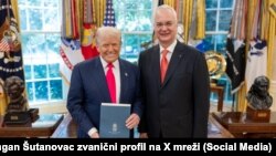 'U Beloj kući sam predao akreditivna pisma predsedniku Donaldu Trampu, zvanično preuzimajući dužnost ambasadora Republike Srbije u Sjedinjenim Američkim Državama', napisao je Šutanovac uz objavljene fotografije.