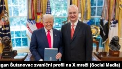 “Në Shtëpinë e Bardhë ia dorëzova letrat kredenciale presidentit Donald Trump, duke marrë zyrtarisht detyrën si ambasador i Republikës së Serbisë në Shtetet e Bashkuara të Amerikës”, shkroi Shutanovac në rrjete sociale, duke publikuar edhe disa fotografi nga ceremonia.