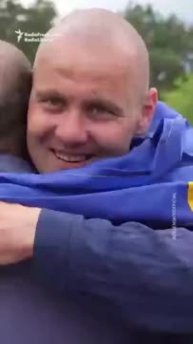 VIDEO: Người dân Ukraine trở về nhà trong cuộc trao đổi tù nhân lớn với Nga VIDEO: Người dân Ukraine trở về nhà trong cuộc trao đổi tù nhân lớn với Nga