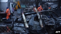 Комунальники розбирають місце влучення російського «шахеда» між житловими будинками Дніпра. Місто знеструмлене. 7 січня 2026 року 