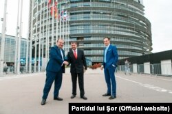 Ilan Shor (centru), Fulvio Martusciello (stânga) și Alberto Cirio la Parlamentul European de la Strasbourg