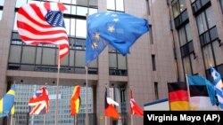 Zastave SAD i članica Evropske unije, Brisel, februar 2005.
