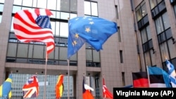 ABŞ və Avropa İttifaqının bayraqları Avropa Şurasının binası qarşısında