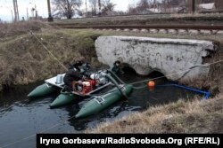 Мобильная спасательная бригада производит очистку проходного тюбинга от отложений