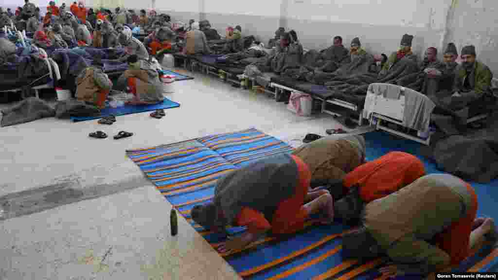 Strani zatvorenici mole se unutar zatvorske bolnice u gradu Hasaka, 7. siječnja 2020.