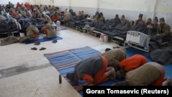 Strani zatvorenici, osumnjičeni da su dio "Islamske države", mole se u zatvorskoj bolnici u Hasaki u Siriji, 7. janaura 2020.