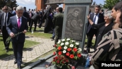 Nagorno-Karabakh - Armenian President Serzh Sarkisian lays flowers at a military cemetery in Stepanakert, 9May2017.