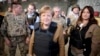 В 2013 году Ангела Меркель посетила расположение военнослужащих бундесвера, участвовавших в операции в Афганистане, и примерила бронежилет. В политике канцлера тоже отличает умение оставаться "непробиваемой"