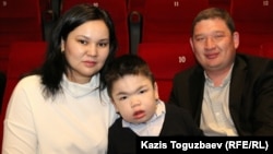 Супруги Руслан Сармурзаков и Ляззат Тюменбаева с сыном Алимжаном, страдающим редкой болезнью — мукополисахаридозом. Алматы, 29 февраля 2016 года.