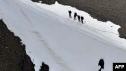 Альпинисты поднимаются на пик Владимира Путина на Тянь-Шане