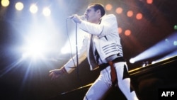 Freddie Mercury na koncertu grupe "Queen", Pariz, 1984. 