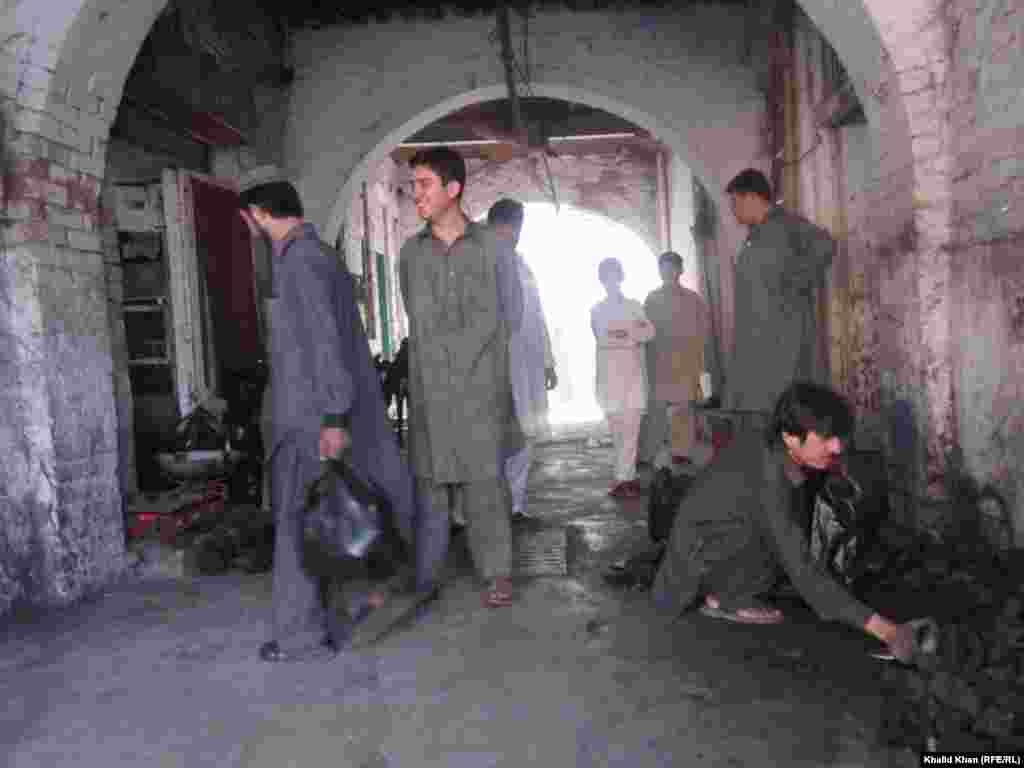 ځوانان د پیښور ښار په یوه کارخانه کۍ په کار بوخت دي