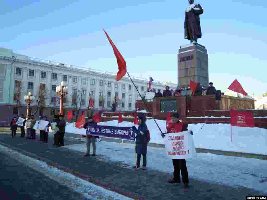 18 декабрьдә Казанның Ирек мәйданында Татарстан коммунистлары Русия думасын сайлау нәтиҗәләренә ризасызлык белдереп митинг үткәрде.