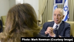 Journalist Farnoush Ram (L) interviewing Israeli President Shimon Peres for Radio Farda, 21Mar2014 