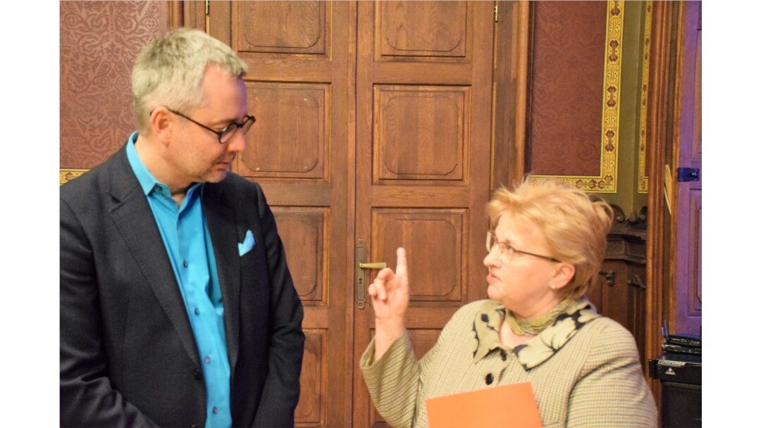 Fizicianul Albert-László Barabási stând de vorbă cu Brîndușa Armanca