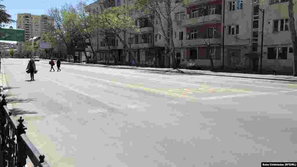 Улица Жиули Шартава с четырьмя полосами движения. Жиули Шартава &ndash; грузинский государственный деятель, которого убили в 1993 году в Сухуми во время войны в Абхазии