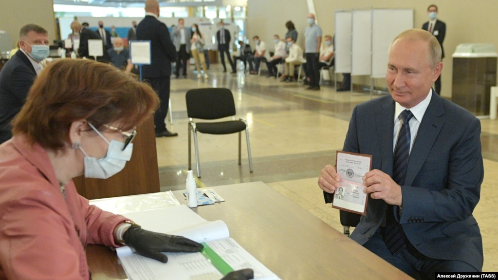  Владимир Путин принял участие в голосовании по поправкам в Конституцию РФ