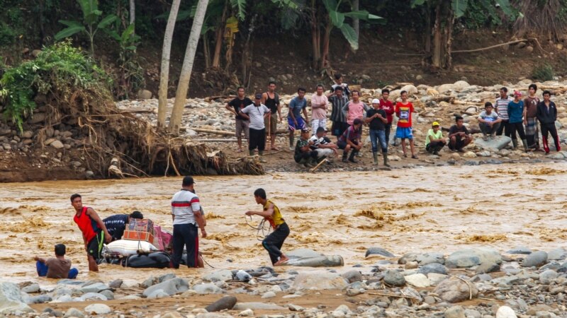 Над 50 луѓе загинаа во лизгање на земјиште и поплави во Индонезија