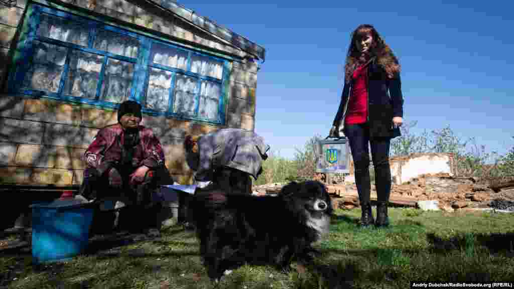 Election officials brought ballot boxes house-to-house so elderly voters could cast ballots in Ukraine&#39;s April 21 presidential runoff vote.