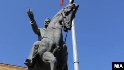 Споменикот на Никола Карев пред Собранието во Скопје.