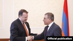 Спикер парламента Армении Ара Баблоян (справа) и посол США в Армении Ричард Миллз, Ереван, 8 октября 2018 г. 