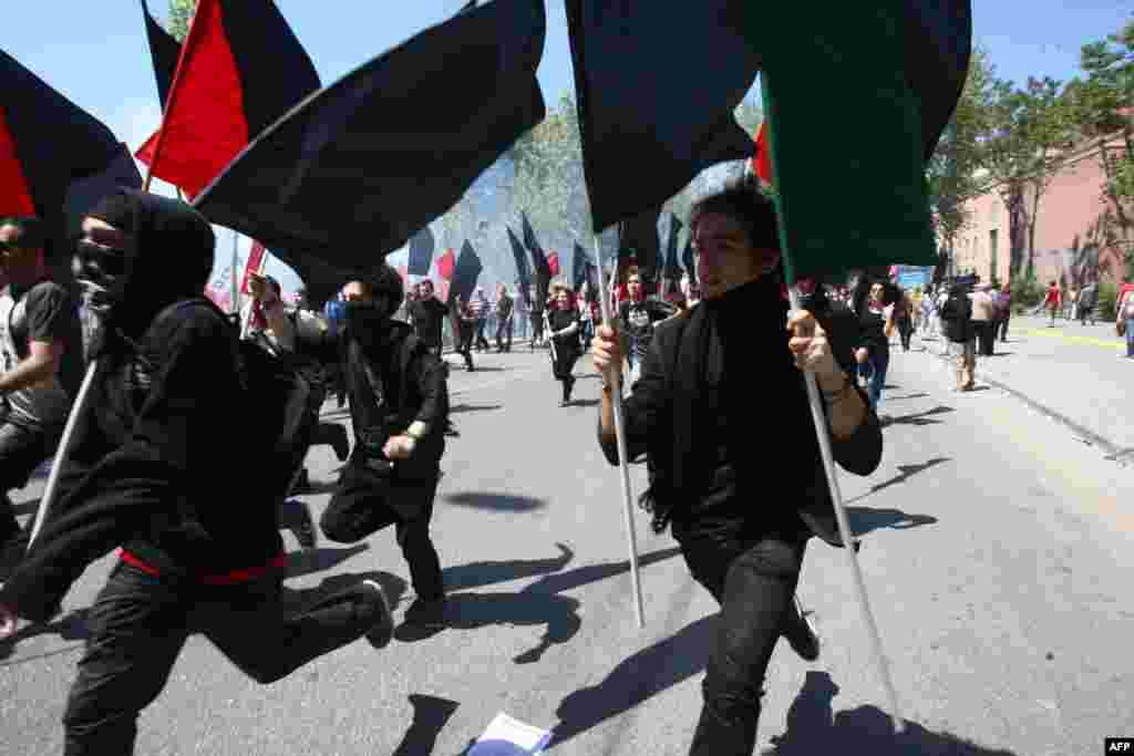 Turkish police and protesters clashed after authorities moved to prohibit traditional Labor Day rallies in Istanbul.(AFP/Adem Altan)