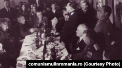 1945. Petru Groza la o agapă cu ofițerii sovietici. 