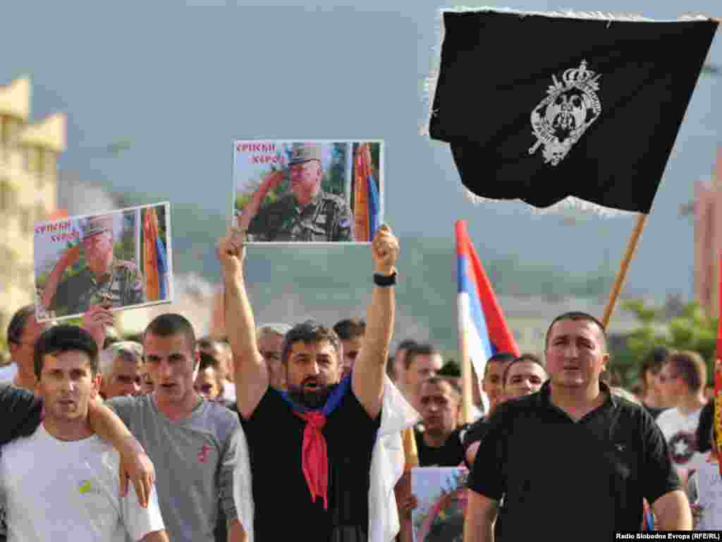 Nekoliko stotina građana Istočnog Sarajeva protestnom šetnjom izrazilo je nezadovoljstvo hapšenjem Ratka Mladića, jednog od najtraženijih haških optuženika. 27. maj 2011.