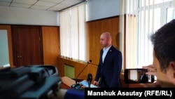 Станислав Конкуров, представитель истца — партии «Нур Отан», выступает в суде. Алматы, 1 октября 2019 года.