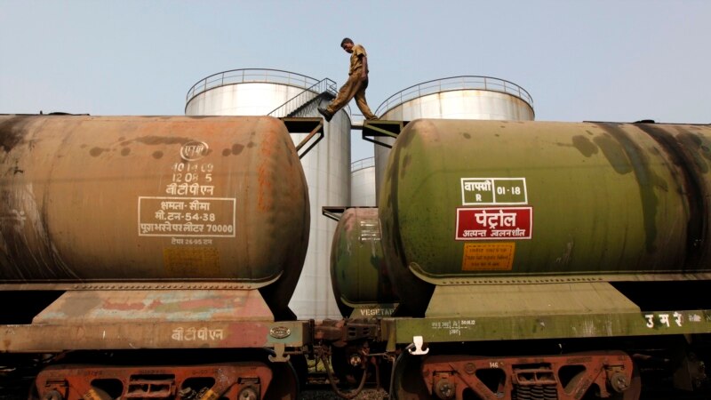 هند واردات نفت از ایران را «نصف» می‌کند