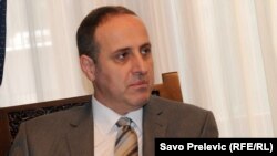 Andrija Popović iz Liberalne partije, članice vladajuće koalicije, smatra da nije sve tako crno i da pomaka u borbi protiv političke korupcije u Crnoj Gori ipak ima