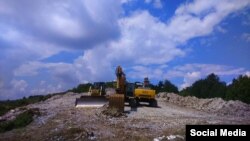 Градежна механизација во Парк-шумата Водно каде е планирано да се изгради гасовод. Фото „Го сакам Водно“.
