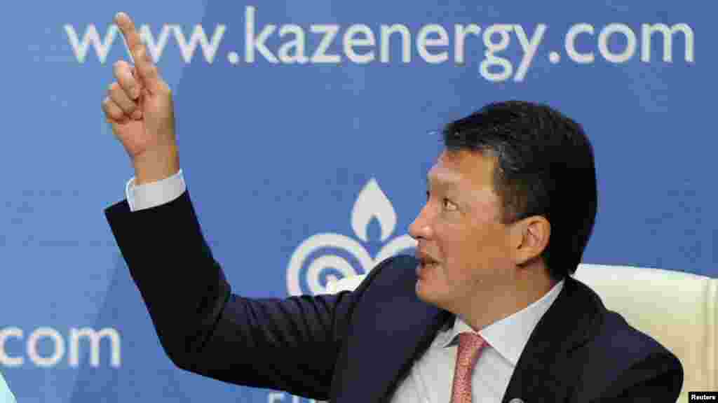 Қазақстан президентінің күйеу баласы әрі мұнай магнаты Тимур Құлыбаев (суретте) пен әйелі Динара Құлыбаева әрқайсысы 3,1 миллиард доллар капиталымен 715-орында тұр. Өткен жылғымен салыстырғанда 14 сатыға жоғарыласа да, екеуінің де байлығы 100 миллионға кеміген.