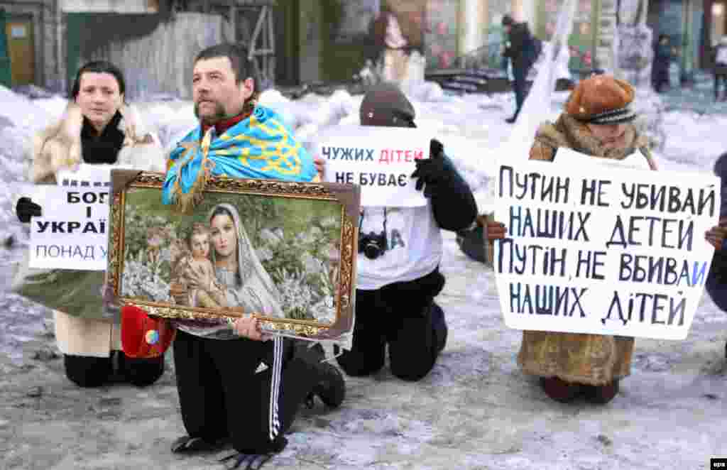 Десятки украинских активисток, которые называют себя «матерями Майдана» пришли 3 февраля к посольству России в Киеве. Они призвали президента России Владимира Путина «не посылать Украине патроны» и «не убивать детей». Акцию протеста, по словам организаторов, спровоцировали неосторожные высказывания российских политиков в адрес стоящих на Майдане. 