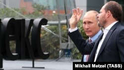 Волож показывает Путину компанию «Яндекс».