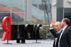 Президент России Владимир Путин и глава Яндекса Аркадий Волож. Сентябрь 2017 года